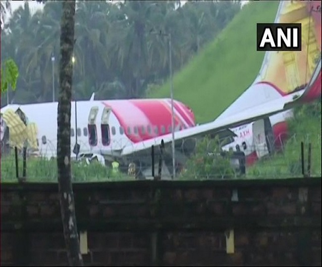 कोझिकोड अंतरराष्ट्रीय हवाई अड्डे एयर इंडिया का विमान दुर्घटनाग्रस्त