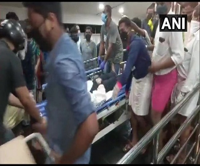 केरल विमान हादसे में घायलों को अस्पताल ले जाया गया
