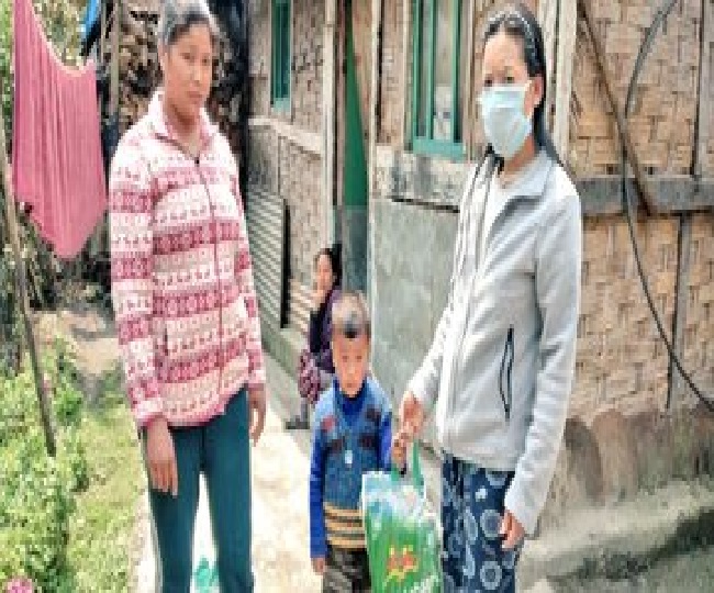 सिक्किम में आंगनबाड़ी कार्यकर्ताओं ने घर-घर जाकर लोगों को खाना वितरित किया