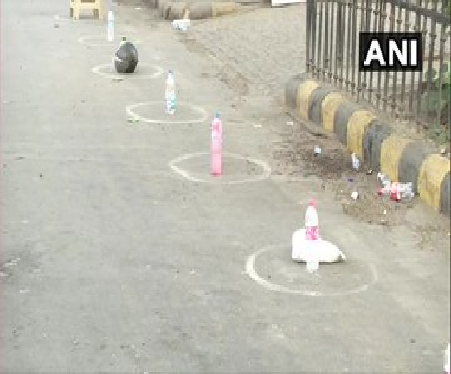 दिल्ली में शराब की दुकानों पर हैलमेट रख कर अपने नंबर के लिए आए नजर