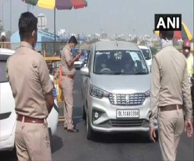 दिल्ली-गाजीपुर सीमा के पर लोगों की आईडी हुए चेक