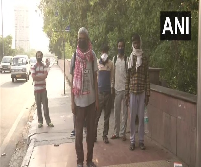 दिल्ली से उत्तर प्रदेश के लिए पैदल निकले प्रवासी