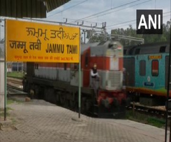 सैनिटाइज़र और दवाइयाँ लेकर एक 'स्पेशल ट्रेन' आज जम्मू रेलवे स्टेशन पर पहुँची