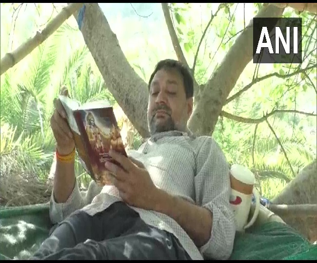 यूपी के हापुड़ में इस शख्स ने पेड़ पर बनाया घर