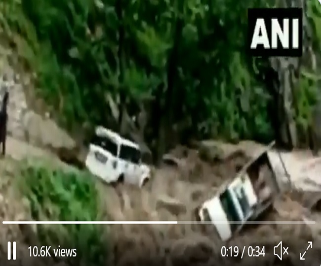 जम्मू-कश्मीर में भारी बारिश, पानी में डूबे दो वाहन
