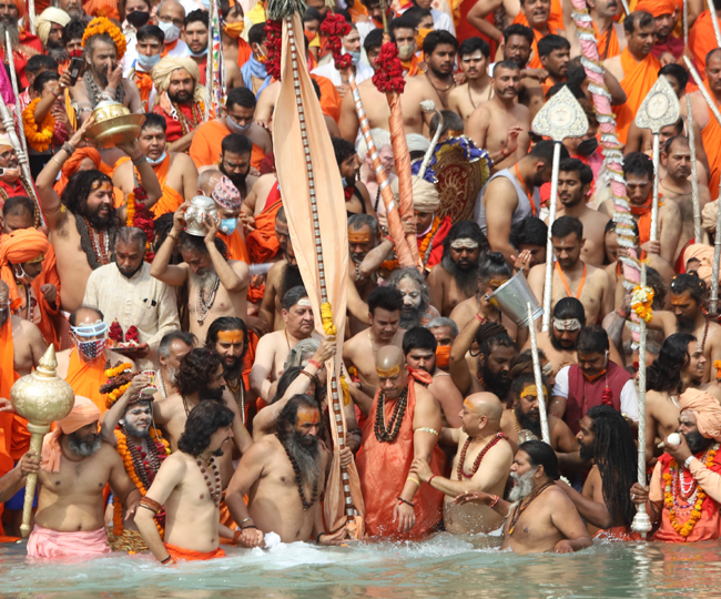 ब्रह्मकुंड में उतरते निरंजनी अखाड़े के आचार्य महामंडलेश्वर स्वामी कैलाशानंद गिरि