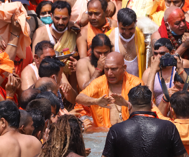 गंगा में डुबकी लगाते श्री पंचदशनाम जूना अखाड़े के आचार्य महामंडलेश्वर स्वामी अवधेशानंद गिरि