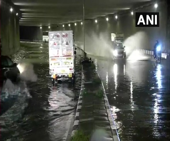 दिल्ली के कई इलाकों में भरा पानी