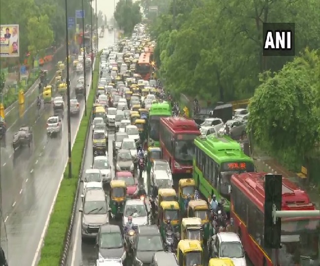भारी बारिश के बीच ITO में लगा ट्रैफिक