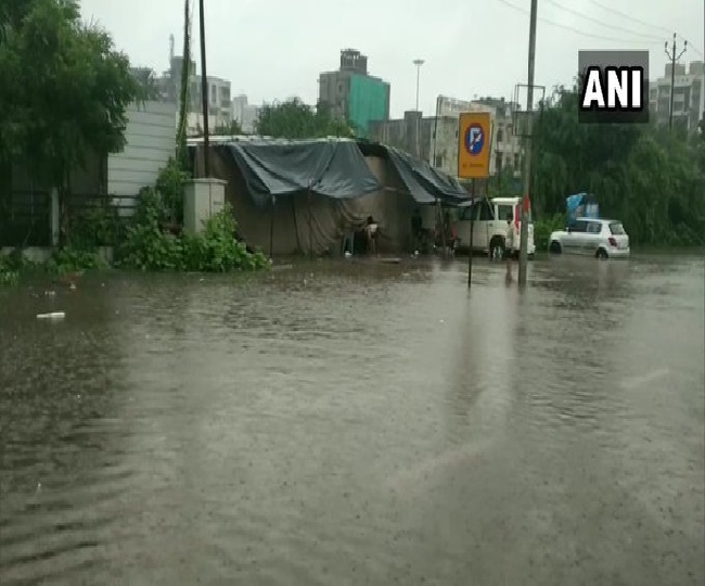 सूरत में भारी बारिश के बाद हुआ जलभराव
