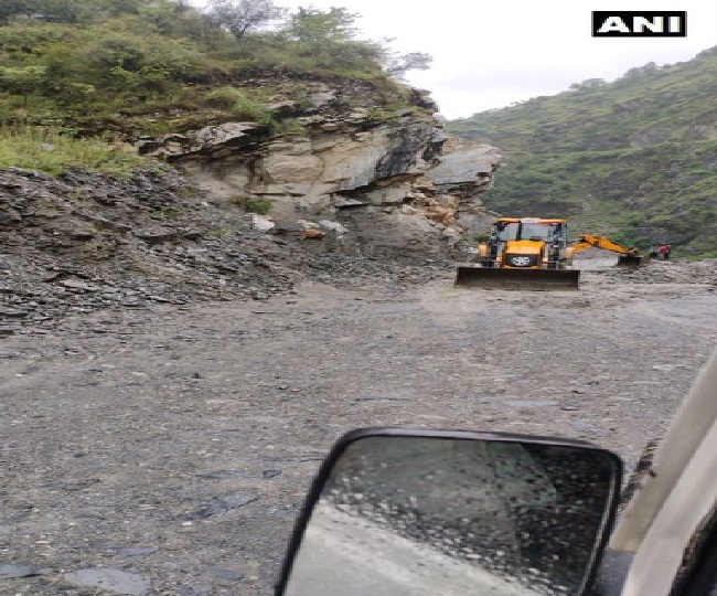 हिमाचल में भारी बारिश से सैंज-लारजी राज्य राजमार्ग अवरुद्ध