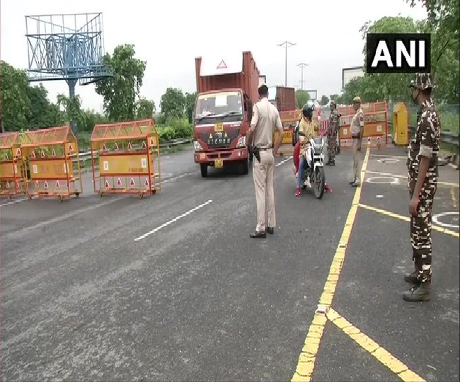 दिल्ली -नोएडा डायरेक्ट (DND) फ्लाईवे पर वाहनों की जांच करती दिखी पुलिस