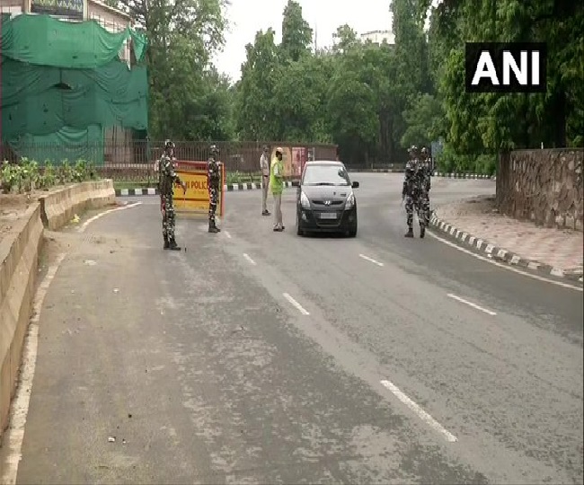 निजामुद्दीन में वाहनों की जांच करते सुरक्षाकर्मी