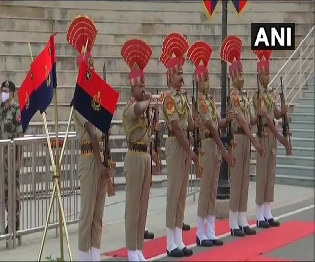 ITBP के प्रमुख एसएस देसवाल ने अटारी-वाघा बॉर्डर पर राष्ट्रीय ध्वज फहराया