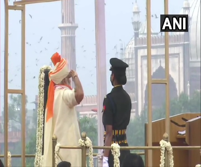 प्रधानमंत्री नरेंद्र मोदी ने लाल किले की प्राचीर से फहराया तिरंगा
