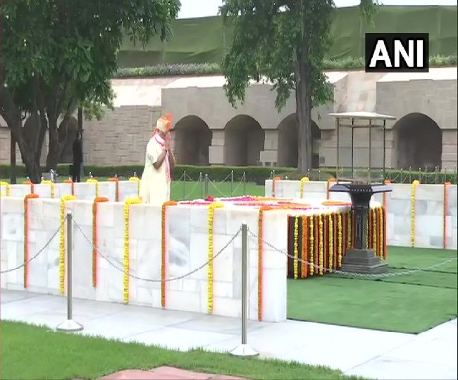 प्रधानमंत्री नरेंद्र मोदी ने राज घाट पर श्रद्धांजलि अर्पित की