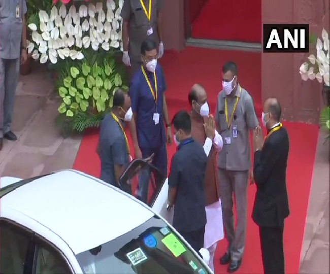 ओम बिरला, गुलाम नबी आजाद और जनरल बिपिन रावत भी लाल किले पहुंचे