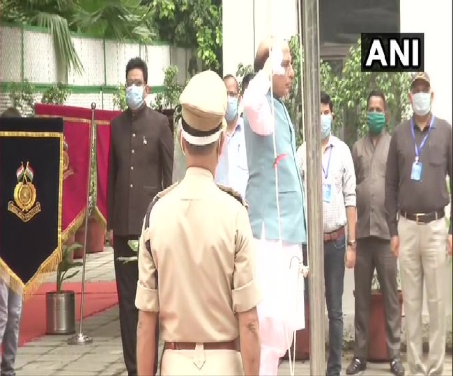 राजनाथ सिंह ने अपने निवास पर राष्ट्रीय ध्वज फहराया