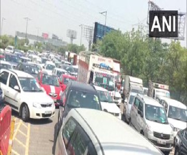 दिल्ली-नोएडा फ्लाईवे पर लगी यातायात भीड़