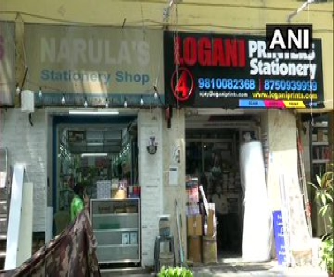 खान मार्केट में मीट की दुकानों के साथ खुली डेयरी और स्टेशनरी की दुकान