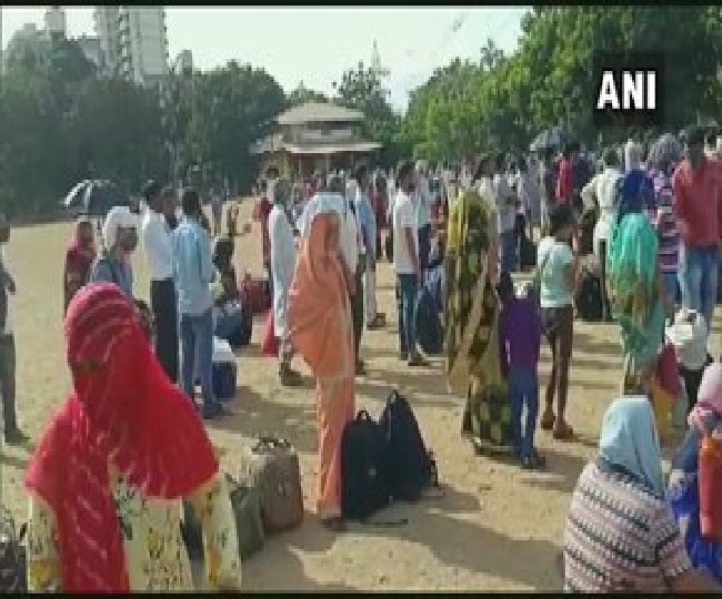 मुंबई में बस के लिए इकट्ठा हुए प्रवासी मजदूर