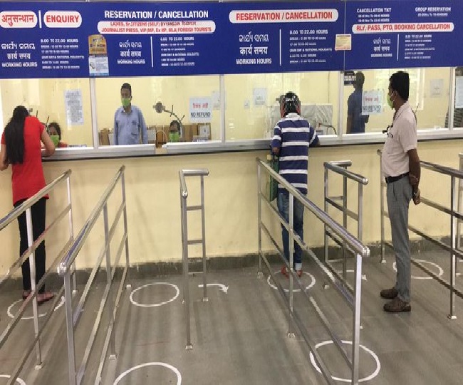 ओडिशा में टिकट बुक कराने काउंटर पर पहुंचे लोग