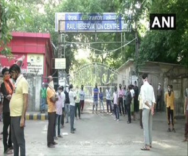 ट्रेन टिकट बुक के लिए नई दिल्ली रेलवे स्टेशन केंद्र पर लगी भीड़