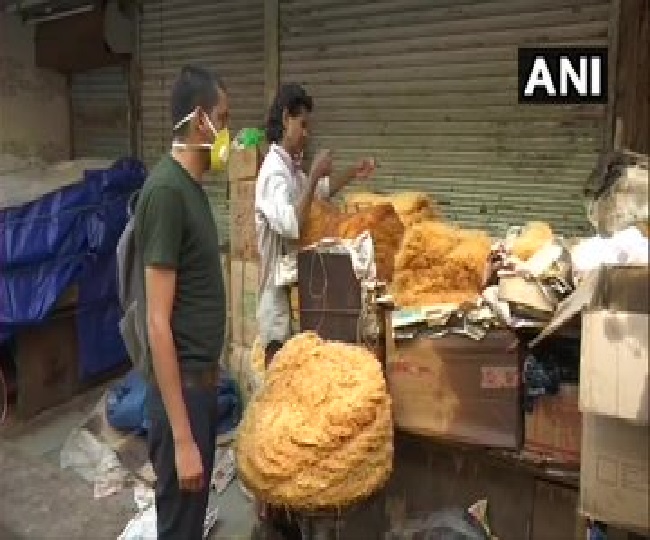 जामा मस्जिद पर लोगों ने किया सोशल डिस्टेंसिंग का पालन