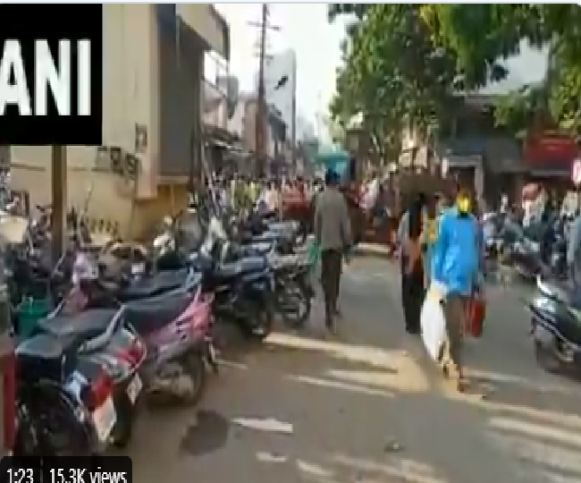 कर्नाटक में जरुरी सामान लेने वालों लोगों की लगी भीड़