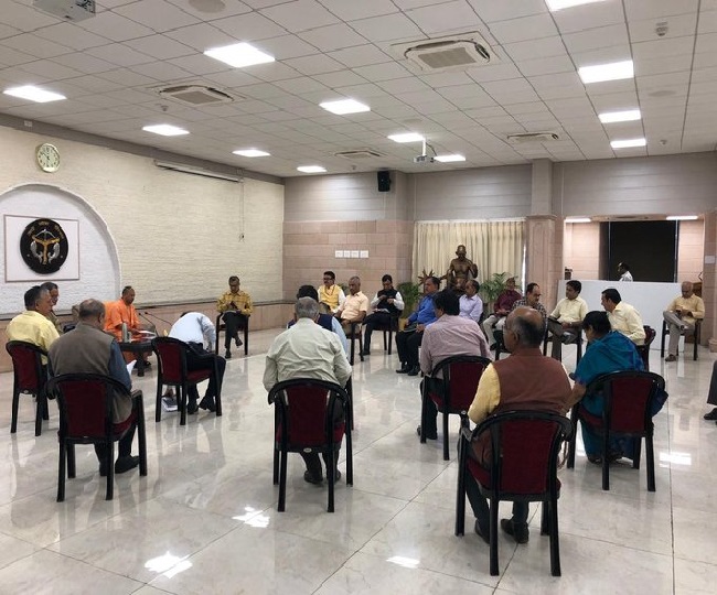 यूपी के मुख्यमंत्री योगी आदित्यनाथ ने कोरोना वायरस के सिलसिले में की बैठक