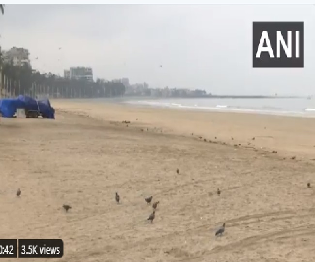 लॉकडाउन के बीच मुंबई की जुहू बीच सुनसान नजर आई