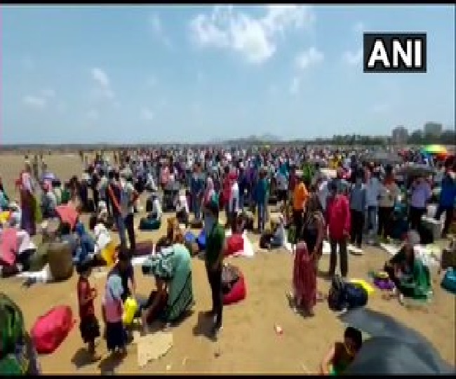 मुंबई के वसई के सनसिटी मैदान में हजारों प्रवासी मजदूर हुए इकट्ठा