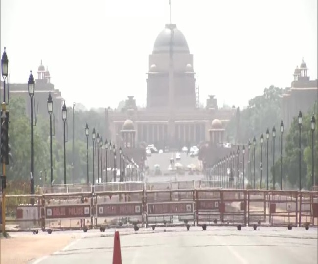दिल्ली में कोरोना संकट के बीच गर्मी से परेशान लोग