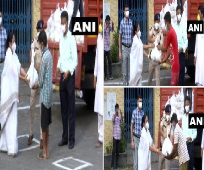 मुख्यमंत्री ममता बनर्जी ने आश्रय के लिए आवश्यक वस्तुओं का वितरण किया