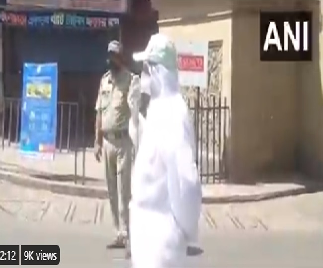 पश्चिम बंगाल के मंत्री स्वपन देबनाथ ने सुरक्षात्मक कवर पहन कर लोगों को किया जागरुक