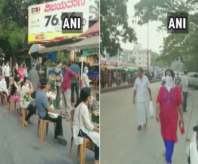 कर्नाटक में आवश्यक वस्तुएं खरीदते लोग