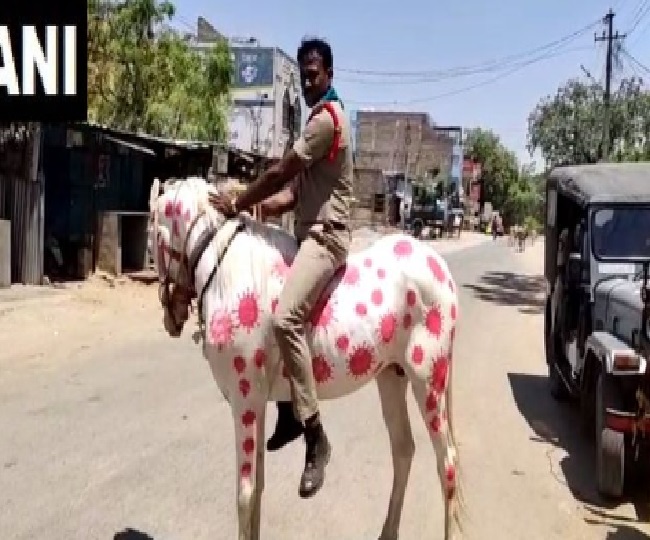 आंध्र प्रदेश में घोड़े पर कोरोना की तस्वीर लगा कर पुलिस ने लोगों को किया जागरूक