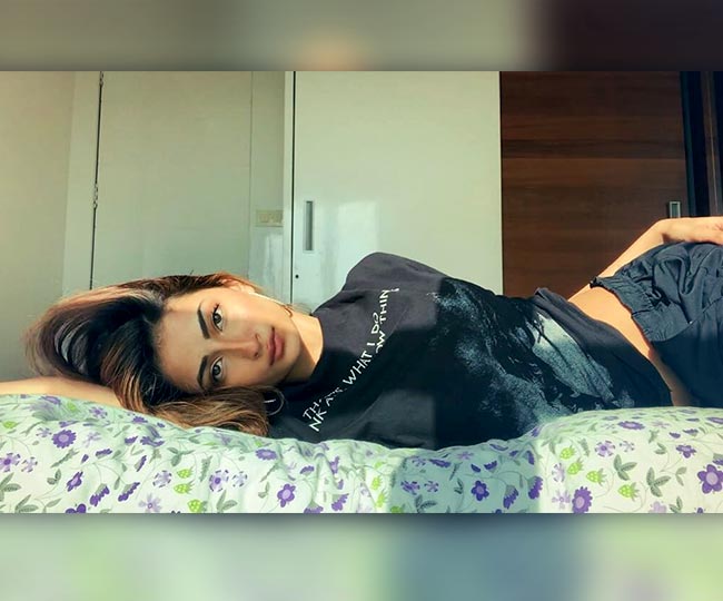 पलक तिवारी फूलों की चादर लेटे हुए हैं