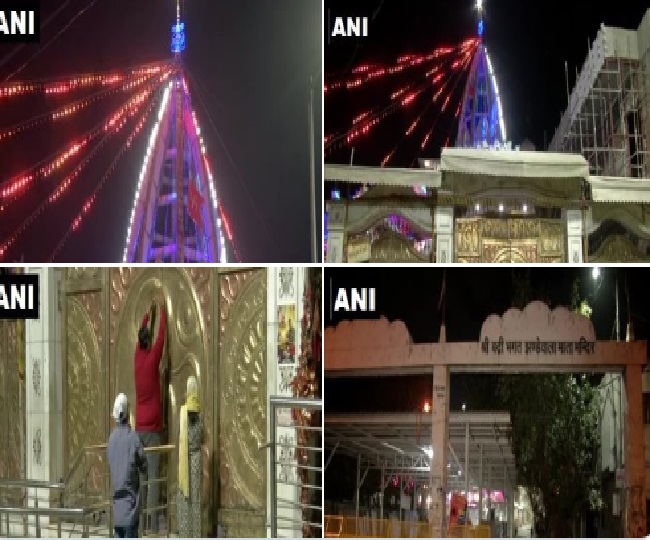 दिल्ली के झण्डेवाला मंदिर के बाहर से दर्शन करते लोग