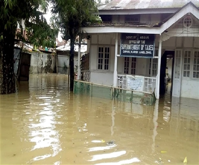 असम में भारी बारिश के चलते अधीक्षक कार्यालय बाढ़ में डूबा