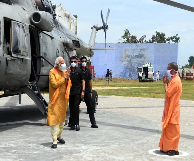 प्रधानमंत्री मोदी का मुख्यमंत्री योगी आदित्यनाथ ने किया स्वागत