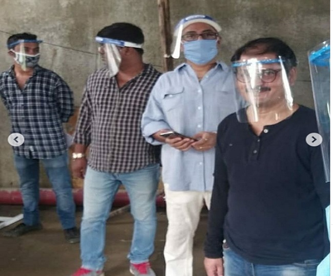 तिवारी जी ने अपने चेहरे पर फेस शील्ड लगा रखी है