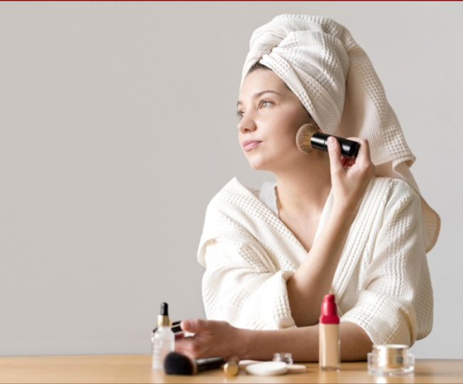 लिप गलॉस को उंगलियों की मदद से चीक्स पर लगाकर ब्रश से ब्लेंड करें