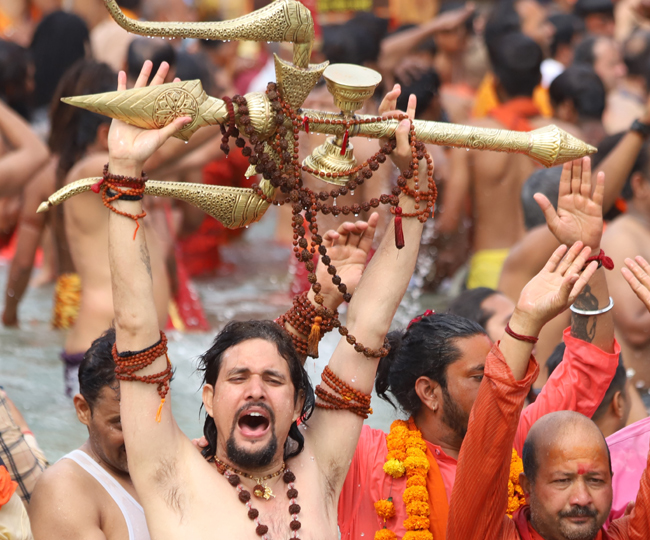 हर की पैड़ी पर हर-हर महादेव का जयघोष करता संन्यासी