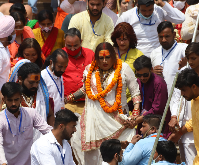 गंगा में डुबकी लगाने जातीं किन्नर अखाड़े की आचार्य महामंडलेश्वर लक्ष्मी नारायण त्रिपाठी