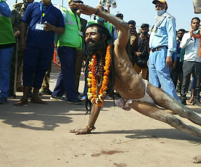 करतब दिखाता एक नागा संन्यासी