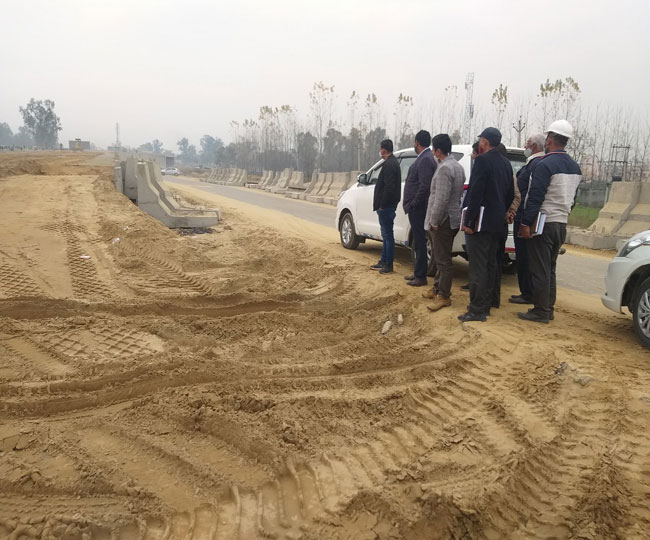 हरिद्वार-मुजफ्फरनगर हाइवे का निरीक्षण करते अधिकारी। जागरण