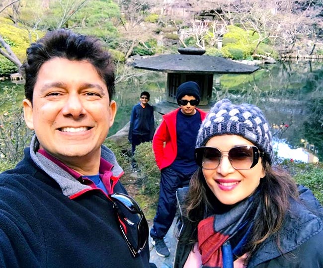 माधुरी दीक्षित ने सोशल मीडिया पर श्रीराम नेने के साथ तस्वीरें की है शेयर
