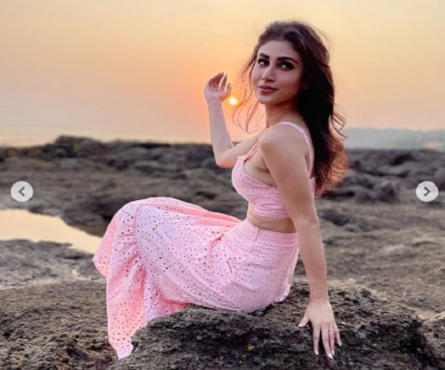 मौनी रॉय इंस्टाग्राम फोटोज़