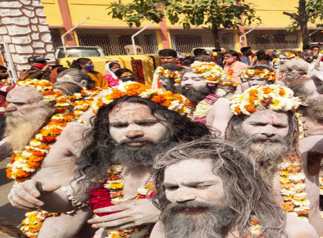 आसान नहीं होता नागा साधु बनना, छह साल तक देनी पड़ती है कड़ी परीक्षा
